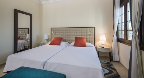 Hotel Ficha